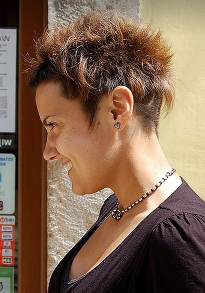 fryzury krótkie, kadr z boku fryzury, jasno brązowe pasemka na ciemniejszych brązowych włosach, uczesanie damskie zdjęcie numer 67